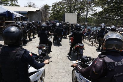 El fuerte contingente policial y militar que ingresa en estos momentos en el Centro de Privación de Libertad de Guayaquil.