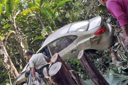El auto con los dos cadáveres fue encontrado en la profundidad de un barranco.