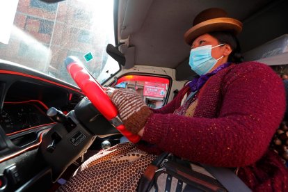 a conductora indígena Mery Yujra, componente de la Central de Mujeres Productivas y Emprendedoras, conduce un minibús el 29 de septiembre de 2021, en El Alto (Bolivia).