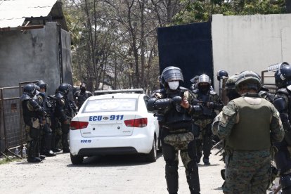 Al rededor de 900 miembros de la Policía acudieron al centro penitenciario para controlar la situación.