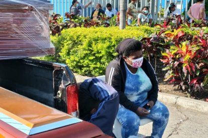 Los familiares desconsolados esperan por los cuerpos de sus seres queridos