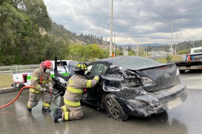 Bomberos intervinieron en la escena del accidente para mitigar los daños.