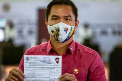 El exboxeador durante la inscripción de su candidatura.