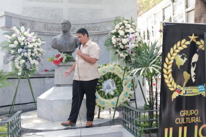 El acto en honor al Ruiseñor de América se lleva a cabo en el Cementerio General