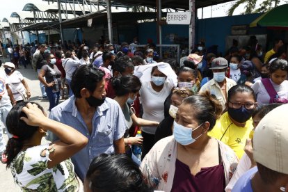 Angustiados familiares de privados de libertad peregrinan por conocer de los suyos, luego de la masacre en la cárcel de Guayaquil.