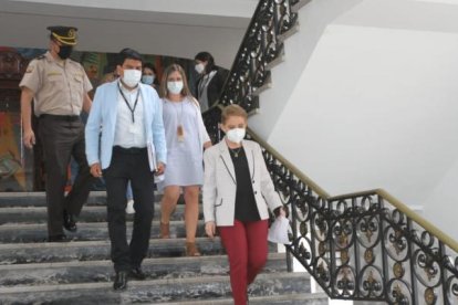 El director del SNAI, Bolívar Garzón; y la ministra de Gobierno, Alejandra Vela, participaron de la rueda de prensa.