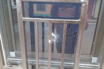 Los proyectiles impactaron en varias partes de la vivienda y de sus enseres.