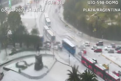 En el norte de Quito, el granizo cubrió las calles de la ciudad.