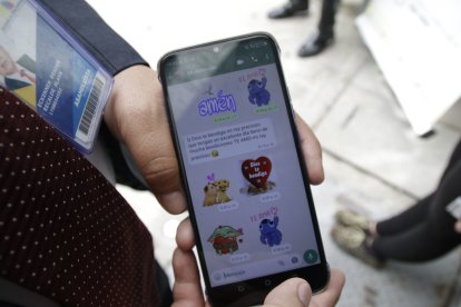 Eckenner Recalde comparte tiernos mensajes con su esposa. Es experto en enviar stickers.