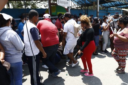 La emoción al confirmar que su hijo, Hugo Landázuri, está vivo provocó que Sandra Nieto se desmaye. Parientes de otros reos la socorrieron.