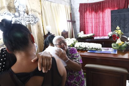 Adela Bastidas, llora desconsolada el asesinato de sus tres nietos.