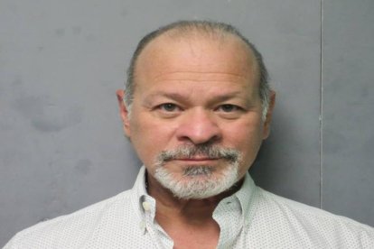 El candidato a la alcaldía de Miami, Francisco Pichel, enfrenta cargos por suplantar a un policía.