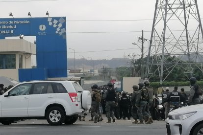 Policías y militares intervienen con tanques de guerra la Peni.