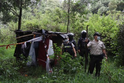 Los policías deben utilizar palos para poder acceder a las quebradas donde los ‘brujos’ arman sus covachas.