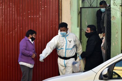 El cuerpo de la víctima fue embarcado en una buseta para llevarlo a Medicina Legal.