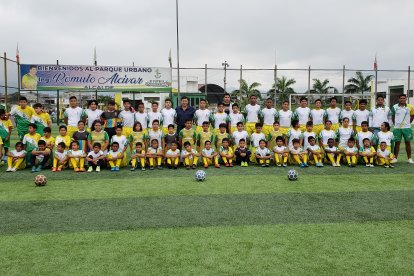 Parte de la Escuela de Fútbol Municipal de La Troncal.