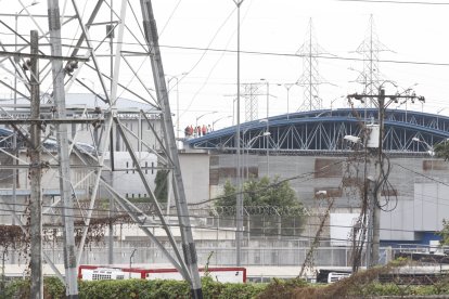 Los presos estaban por los techos o en trincheras improvisadas en las alturas.