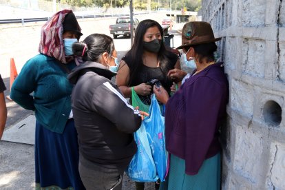 Los familiares de la víctima esperaron afuera de la morgue para llevarse el cuerpo a San Pablo.