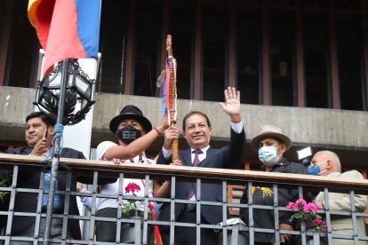 Kevin Vélez Guerrero / Quito
El flamante alcalde de la capital, Santiago Guarderas, presentó a los nuevos titulares de las dependencias municipales. Los anteriores funcionarios cayeron como piezas de dominó, a excepción de Vladimir Tapia, el secretario de Territorio, Hábitat y Vivienda, que se mantiene desde la administración pasada.
Durante su posesión, el máximo funcionario del gobierno quiteño dijo que habló con gremios para que presenten propuestas técnicas para la dirección de las carteras. “Yo ni los conozco”, enfatizó.
Así, ha establecido que la secretaria de planificación es Nadia Ruiz, quien tiene estudios en Transparencia y Lucha contra la Corrupción y lleva 10 años en el servicio público. Ella estará a cargo del plan que guiará el desarrollo de Quito.
Daniela Valarezo, exsuperintendenta de la Policía de Pichincha, dirigirá la Secretaría de Seguridad y Gobernabilidad. Ella tiene estudios en Criminología y Ejecución Penal.
El médico Francisco Viteri será el nuevo secretario de Salud, después de la salida de Ximena Abarca, juzgada junto con el exalcalde Jorge Yunda por el caso de la compra de 100.000 pruebas para la detección de COVID-19, por supuesta baja efectividad. 
Viteri lleva 30 años de carrera en el Municipio y es uno de los funcionarios nombrados por el actual alcalde en junio pasado, cuando se efectivizó la remoción de Yunda y Guarderas asumió el poder. Cuando Yunda ‘recuperó el sillón municipal el pasado 30 de julio, fue reemplazado y ahora es reintegrado a la plantilla como funcionario del Cabildo quiteño. Tiene una maestría en Investigación y Administración de la Salud.
Otros nuevos funcionarios son Carolina Velázquez, a cargo de la Secretaría de Coordinación Territorial y Participación Ciudadana; Fernando Sánchez, en Inclusión; Luis Calle, quien va a la Secretaría de Educación, Recreación y Deporte; y el cineasta Juan Martín Cueva, en Cultura.
La Secretaría de Ambiente la asumió Cecilia Pacheco, bióloga y magíster en Manejo de la Vida Silvestre. Desarrollo Productivo queda a cargo de Daniela Espinoza. En Comunicación estará Iván Matute, magíster en Comunicación Audiovisual. Y la cartera de Movilidad queda bajo la responsabilidad de Marcelo Narváez.