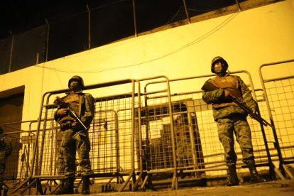 Tras conocerse de la fuga, la seguridad de la prisión se reforzó con policías y militares en los exteriores.