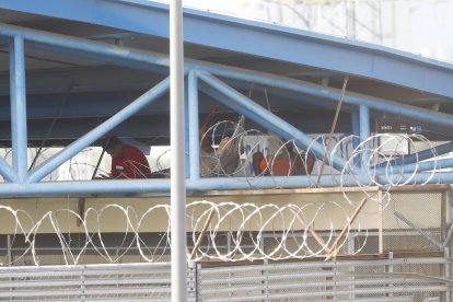 En uno de los pabellones había presos acomodados debajo de un techo, la mañana del domingo.