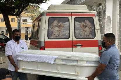 Los restos de Oliver Alexander Díaz Mera, de 14 años, salieron en un ataúd color blanco.