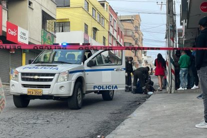 La Policía llegó al sitio para iniciar las investigaciones. Solo unas gotas de sangre de la víctima quedaron en el piso.