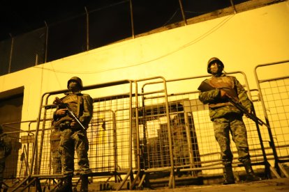 Los militares se hicieron cargo de custodiar la entrada principal al centro de detención de El Inca.