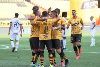 Los canarios van venciendo al Mushuc Runa con goles de Damián Díaz y Carlos Garcés.