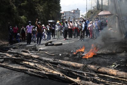 Decenas de personas se congregaron en dos puntos de la vía Intervalles, oriente de Quito.