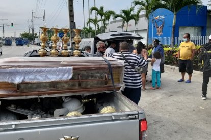 Los familiares de los reos asesinados siguen llegando en busca de los cuerpos de sus seres queridos.