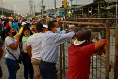 Familiares de presos esperan información a las afueras de la penitenciaría en Guayaquil