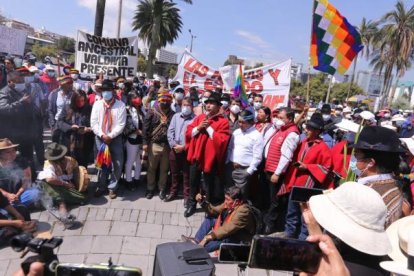 Dirigentes indígenas avanzan hacia el palacio de Carondelet.