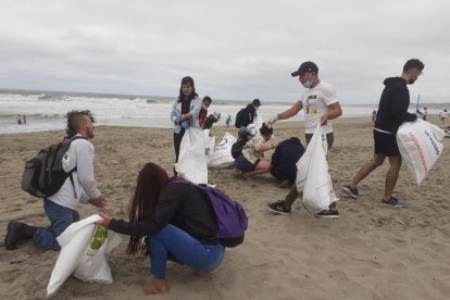 Los estudiantes de Sociología realizaron la minga sin descuidar las medidas de bioseguridad.