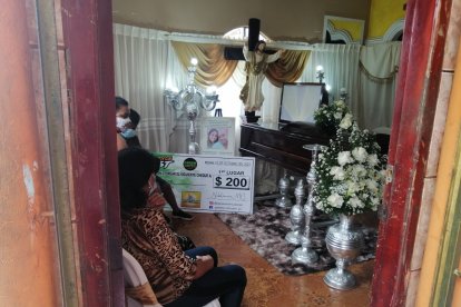 Fernando Quiñónez fue velado junto al cheque simbólico que se ganó.