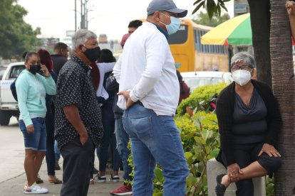 Alejandro Duarte (manos en los bolsillos) se enteró recién el sábado que su hijo estaba muerto.