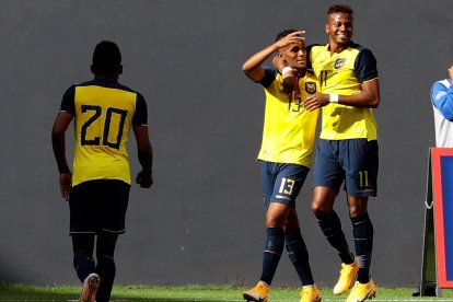 Hincapié y Sarmiento son uno de los convocados al próximo encuentro.