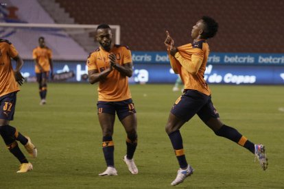 Los albos, con goles y buen fútbol, demostraron que lucharán hasta el final por la etapa. El juego en casa, ante los rayados, será definitivo.