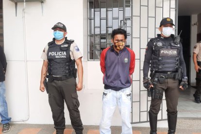 El detenido junto a policías.