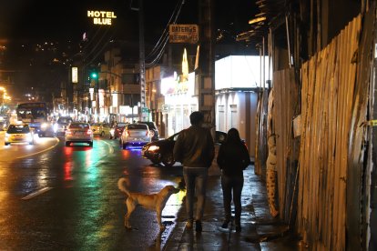 Dos jóvenes caminan sin rumbo fijo luego de salir de una de las hostales que se encuentran en esta avenida del sur de la ciudad. Aprovechan la noche para escabullirse.