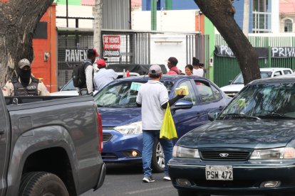 El hecho ocurrido en este sector de Guayaquil fue captado por transeúntes y se observa cuando el extranjero amenaza con un cuchillo.