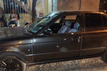 El auto de la víctima de intento de aessinato quedó con perforaciones de las balas.