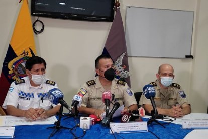 El comandante de la Zona 8 de Policía, junto al comandante de la ATM de Guayaquil y otro alto oficial de la Policía dieron detalles del operativo.