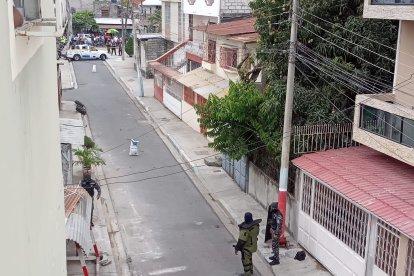 Hallan una granada en guasmo Norte y la detonaron los de antiexplosivos saliendo todos ilesos.