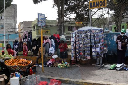 Los  comerciantes ocupan casi la totalidad de la avenida principal del barrio.