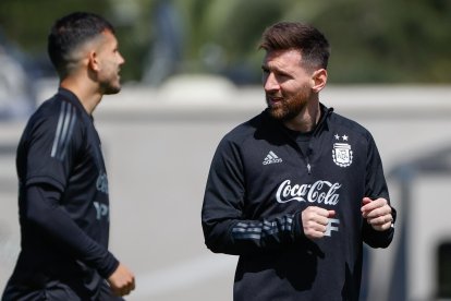 l jugador de la selección Argentina Lionel Messi (d) participa en un entrenamiento hoy, en el predio de la Asociación del Fútbol Argentino (AFA) en Ezeiza, provincia de Buenos Aires (Argentina).