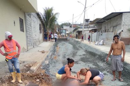 El cuerpo de Ángel Amado Celi Núñez quedó sobre el piso de tierra de una calle del noroeste de Guayaquil.