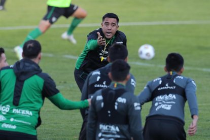 El técnico de la selección de Bolivia César Farías (c),en una imagen de archivo