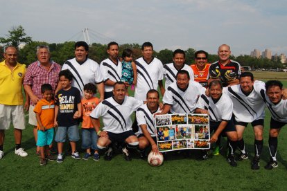 Los ex crack ecuatoriano se unen para jugar en homenaje al 9 de Octubre.