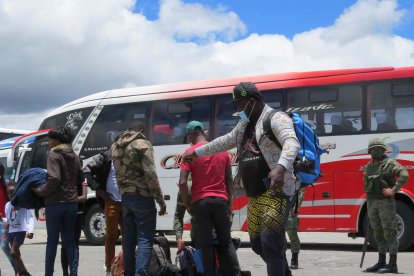 Migrantes haitianos esperan en la frontera para cruzar a Colombia, el 16 de septiembre de 2021, en Tulcán (Ecuador).